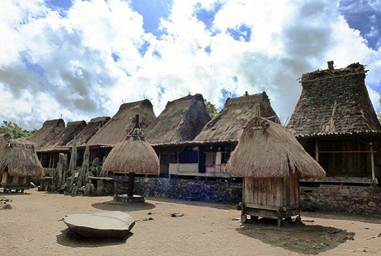 Rumah Adat Bena, sumber : Akato