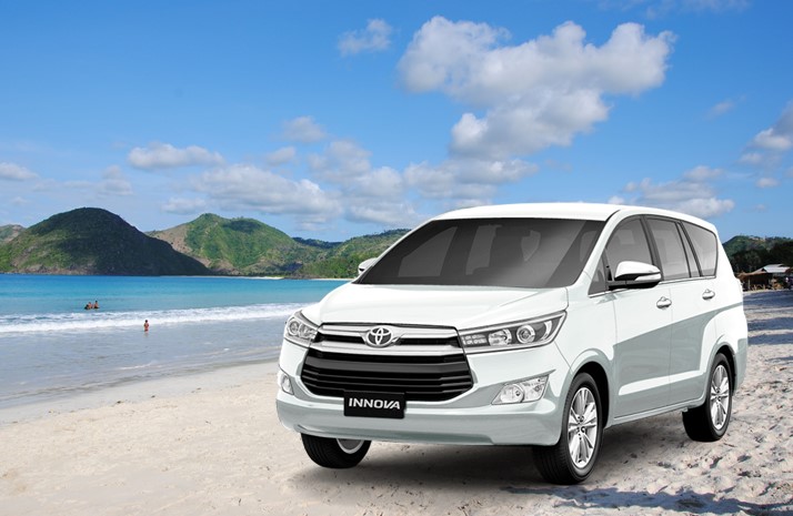 Gambar mobil di pinggir pantai sumber wisatadiombok.com