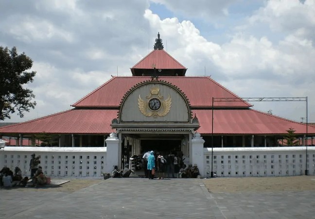 Atap tiga susun pada Masjid Agung Gedhe Kauman, sumber ; google.com