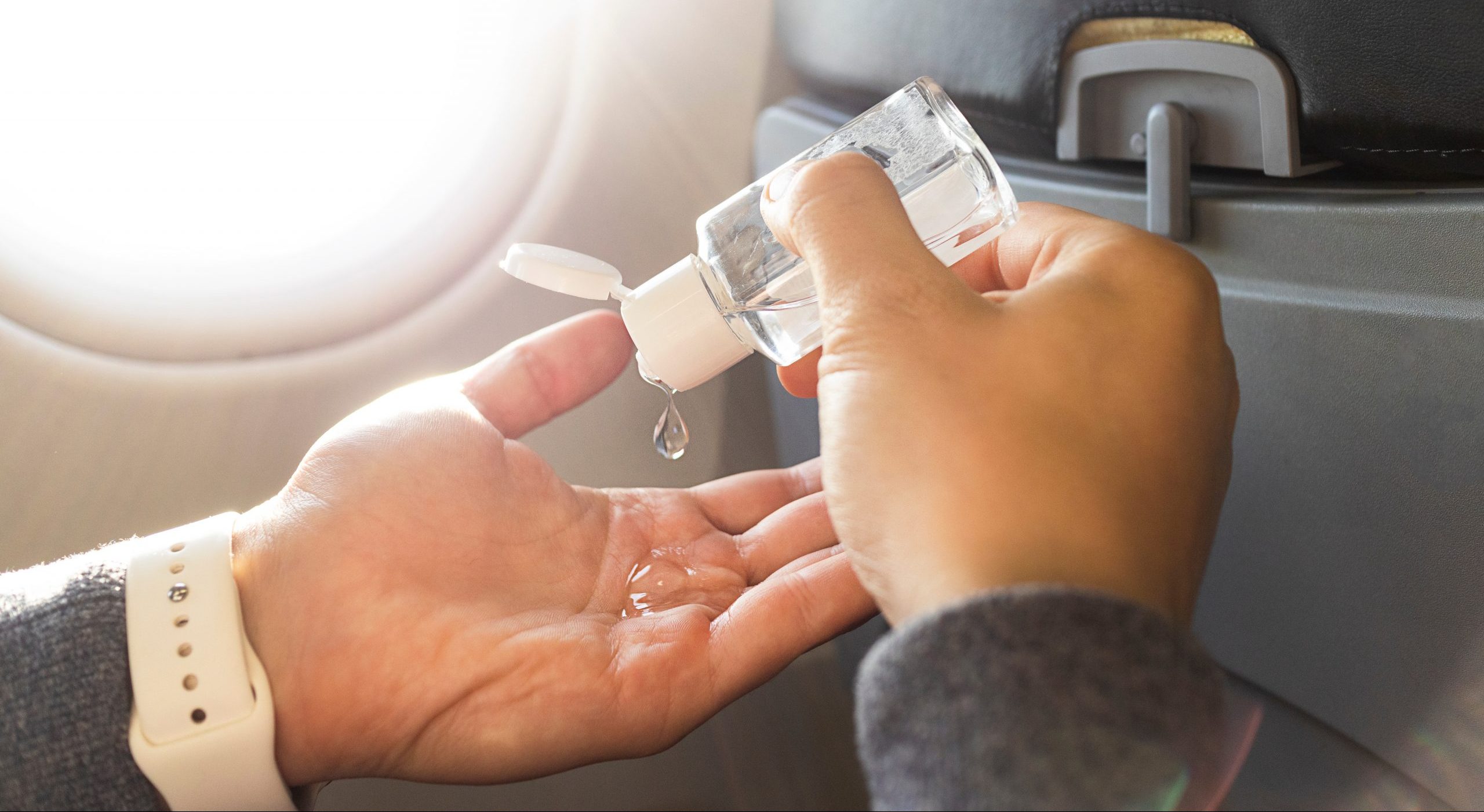 Bawalah tisu dan hand sanitizer yang berukuran kecil untuk dibawa saat traveling. Sumber Istock