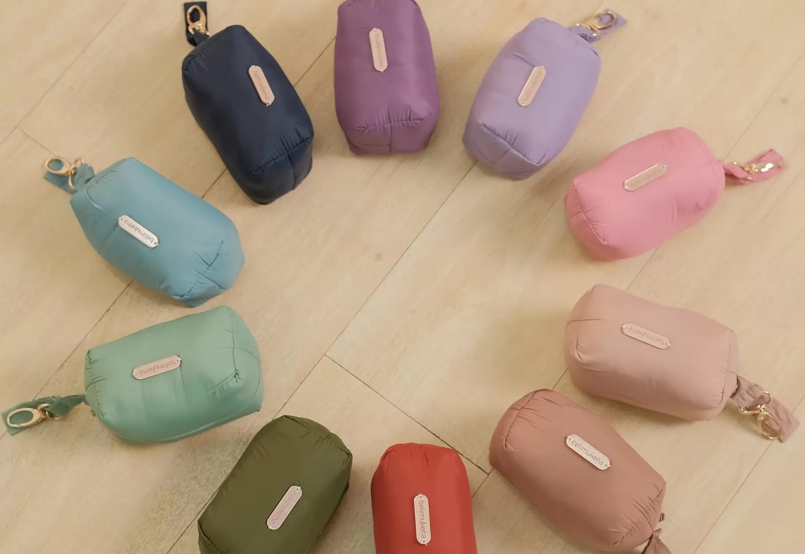 Traveler wanita berhijab perlu menyiapkan mukena travel size dan tentunya sajadah kecil. Sumber Promediateknologi