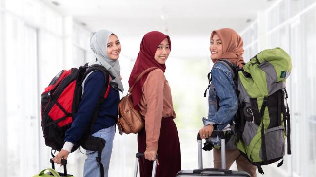 Perlengkapan traveling wanita, hijab traveler wajib tau. Sumber Istock