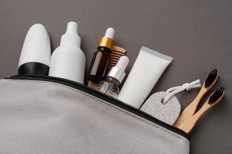 Pastikan membawa toiletries dan produk perawatan, Sumber: productnation.co