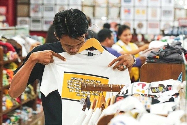 Produk khas kaos dengan kata-kata unik, Sumber: lifestyle.kompas.com